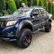 Parafanghi / Passaruota con Viti Estetiche per Nissan Navara NP300 / D23 2014 – 2025 con Certificazione TÜV / ABE – Installano con AdBlue
