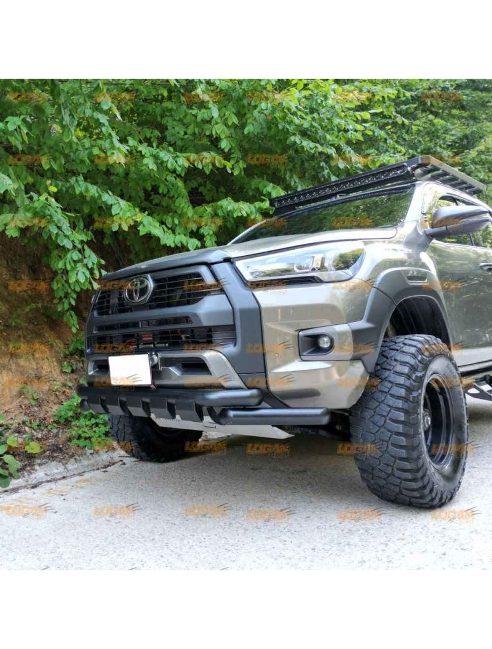 Toyota hilux with sale bullbar
