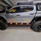 Trittbretter / Rockslider / Seitenschweller mit LED-Lichtern für Mitsubishi L200 2015 - 2023 Modell mit Mittelpartition Kohlenstoffstahl mit TÜV / ABE Teilegutachten